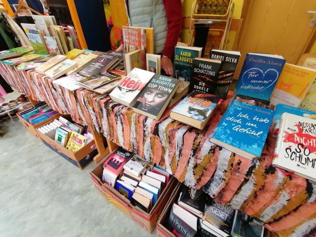 Büchertisch