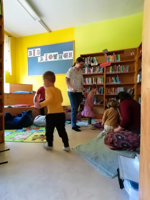 Kinder beim Suchen der Gute-Laune-Taler