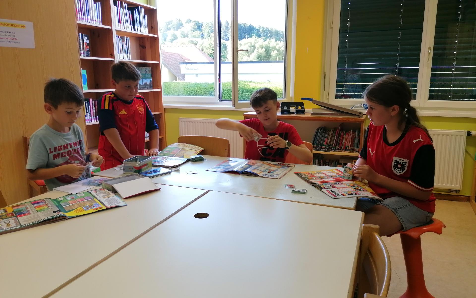 Kinder beim Sticker-Tausch